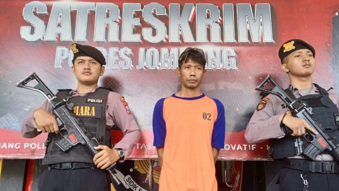 Mahendra Saputra (42), warga Mojowarno, Jombang, diamankan anggota Satreskrim Polres Jombang usai menipu penjual kambing dan membawa kabur delapan ekor kambing. Polisi juga menyita sejumlah barang bukti, termasuk mobil pikap dan sepeda motor yang digunakan pelaku. dok:SJ/Safrial