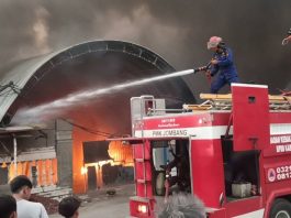 Pabrik Sepatu di Karobelah Jombang Amblas Dilalap Si Jago Merah, Kerugian Tembus Rp 500 Juta